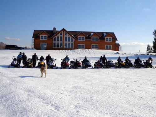 5 Lakes Lodge & sleds